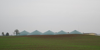 Biogasanlage von weit fotografiert